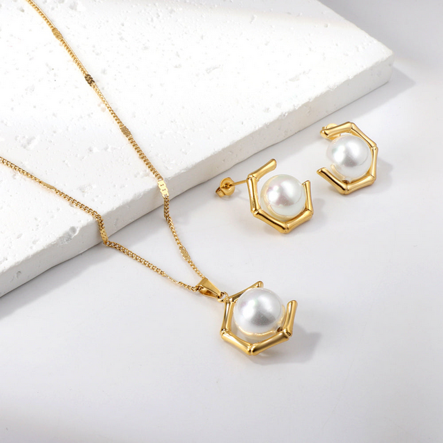 Geometric Hexagon Pearl Pendant Necklace | Tarnish-Free 18K Gold Finish - Fynzi